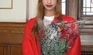 冯小刚女儿高中毕业回国, 19岁徐朵发色变成熟, 越长越像徐帆
