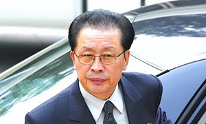 2013年，朝鲜“驸马爷”张成泽审判现场：脸上有被殴打过的痕迹