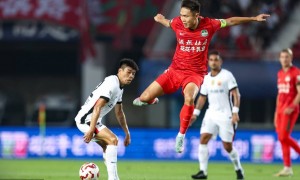 中超-莱昂纳多传射李新翔破门 十人海港3-1河南