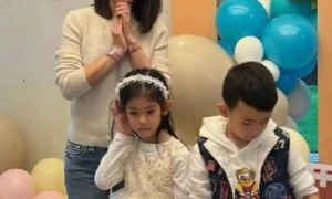 49岁林心如一家三口被偶遇，素颜低调似路人，8岁女儿长大很漂亮