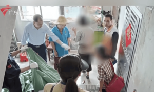 母女频繁高空抛物，有邻居戴头盔出门？物业称多次劝说未果 当地派出所正调查